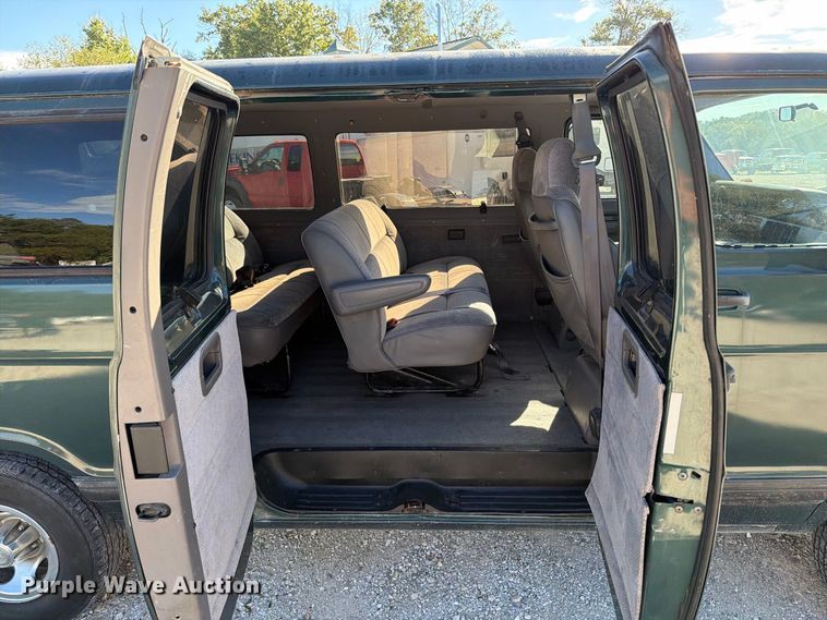 image for item FT6386 1995 Dodge Ram Wagon van