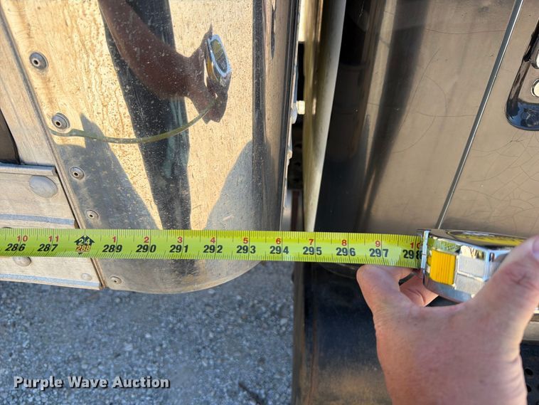 image for item FT6387 2000 International 4700 box truck