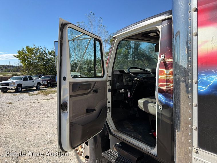 image for item FT6387 2000 International 4700 box truck