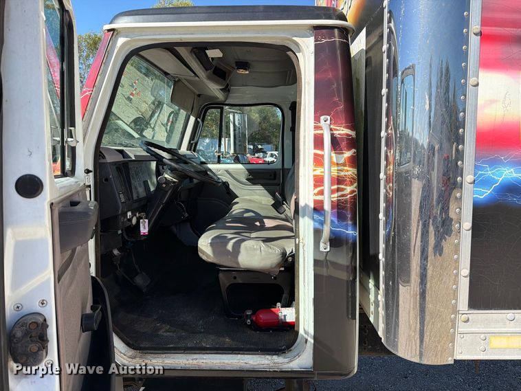 image for item FT6387 2000 International 4700 box truck
