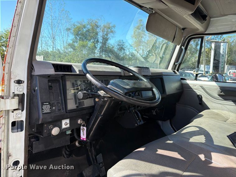 image for item FT6387 2000 International 4700 box truck