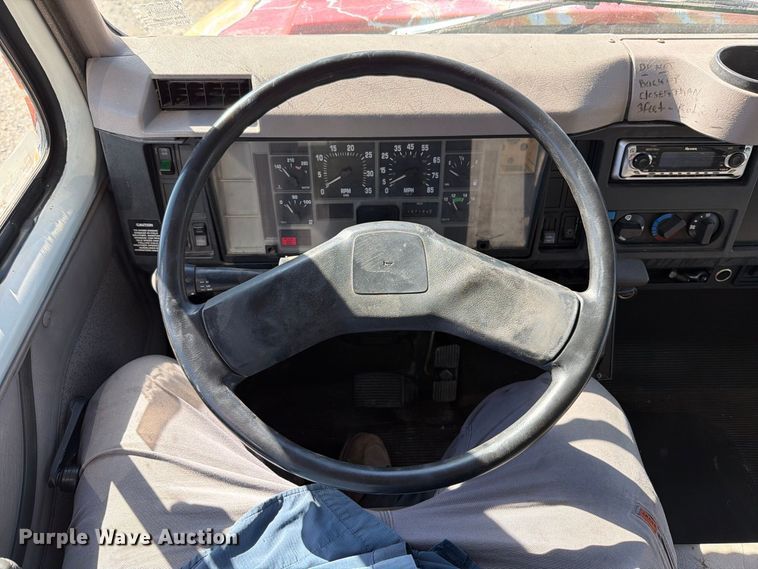 image for item FT6387 2000 International 4700 box truck