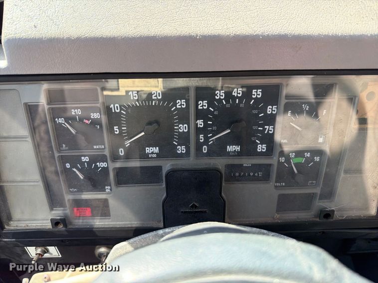 image for item FT6387 2000 International 4700 box truck