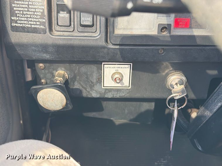 image for item FT6387 2000 International 4700 box truck