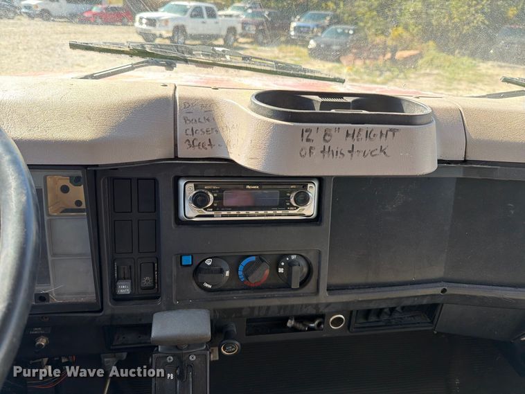 image for item FT6387 2000 International 4700 box truck