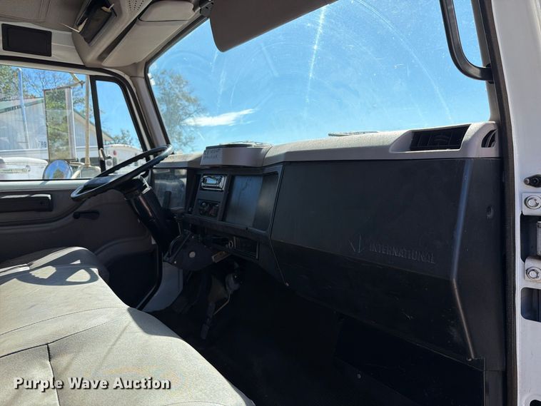 image for item FT6387 2000 International 4700 box truck