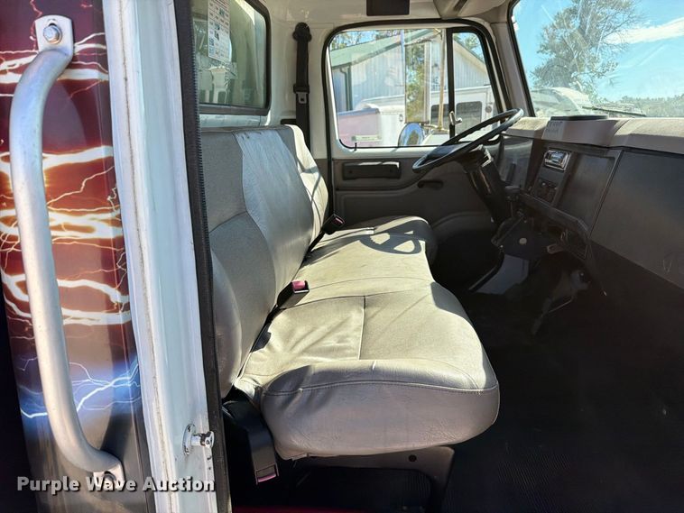 image for item FT6387 2000 International 4700 box truck