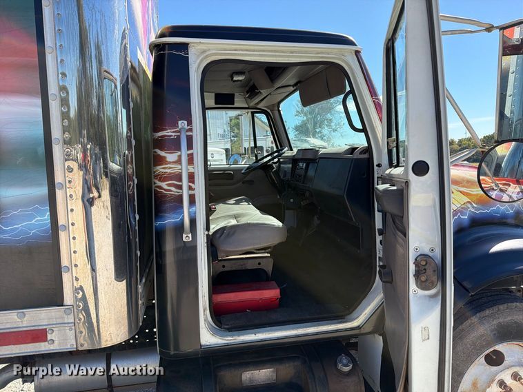 image for item FT6387 2000 International 4700 box truck