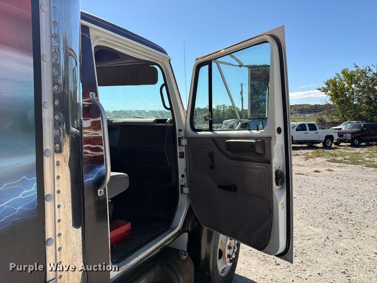 image for item FT6387 2000 International 4700 box truck