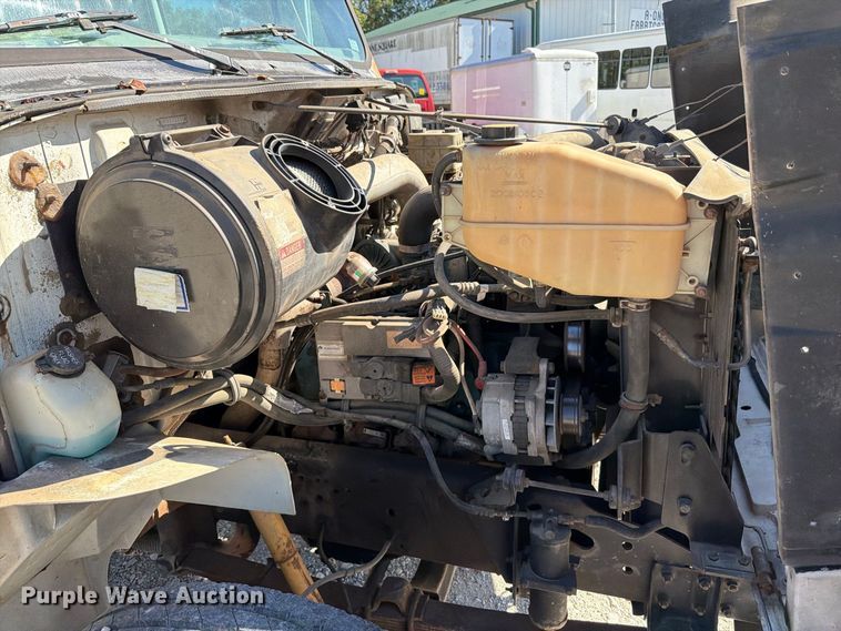 image for item FT6387 2000 International 4700 box truck