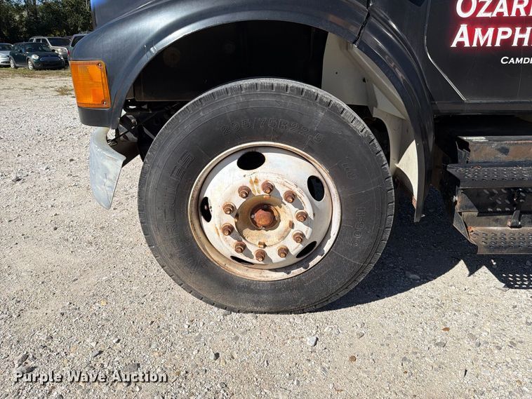 image for item FT6387 2000 International 4700 box truck