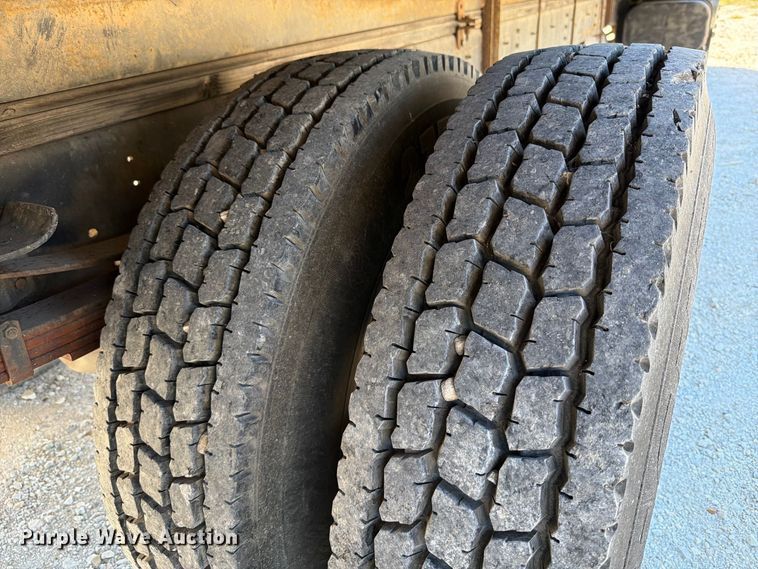image for item FT6387 2000 International 4700 box truck