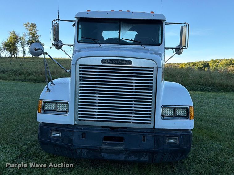 image for item FT6736 1995 Freightliner USF-1E flatbed truck