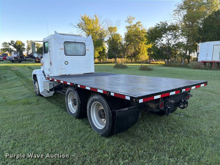 image for item FT6736 1995 Freightliner USF-1E flatbed truck