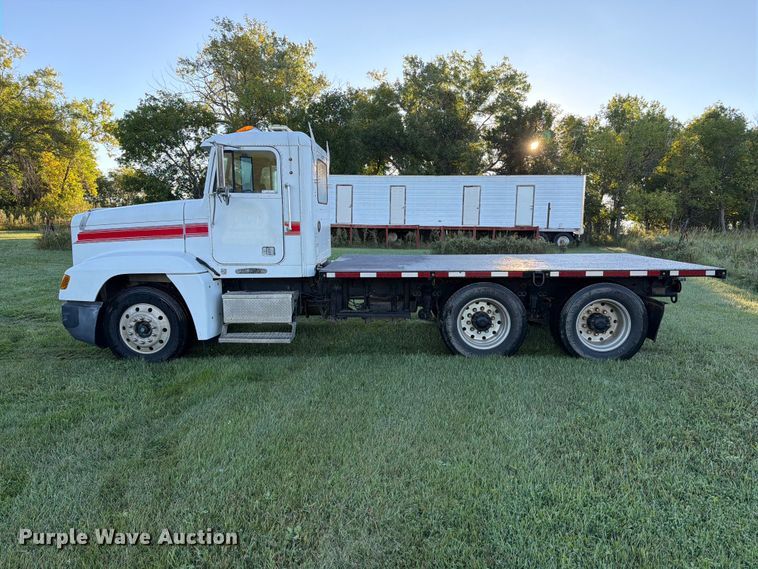 image for item FT6736 1995 Freightliner USF-1E flatbed truck