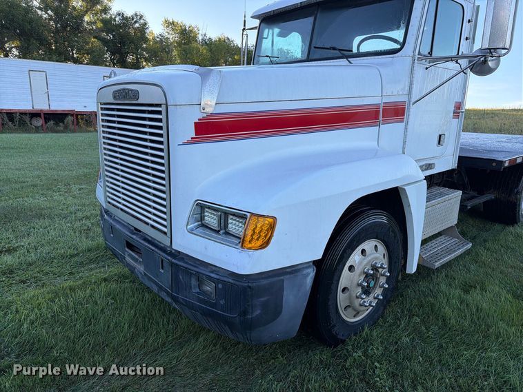 image for item FT6736 1995 Freightliner USF-1E flatbed truck