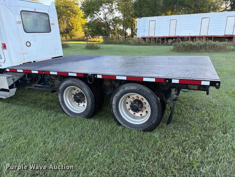 image for item FT6736 1995 Freightliner USF-1E flatbed truck