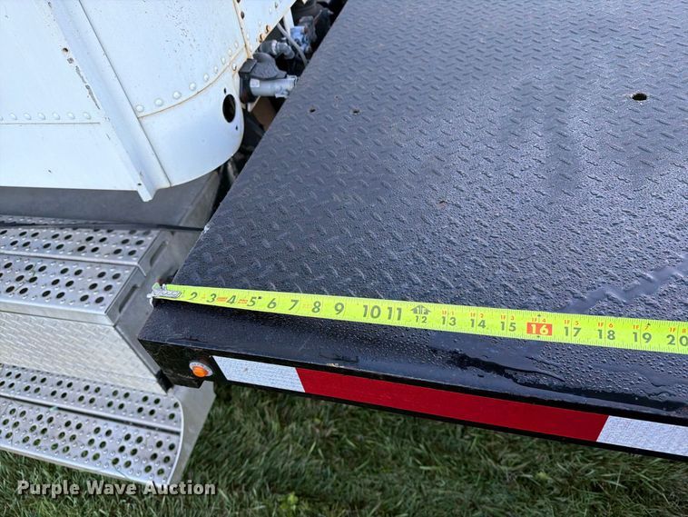 image for item FT6736 1995 Freightliner USF-1E flatbed truck