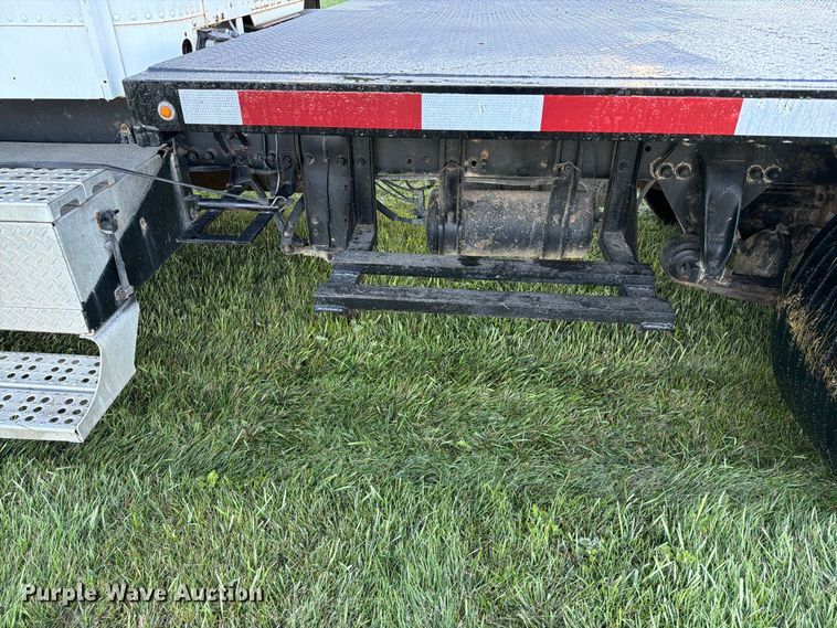 image for item FT6736 1995 Freightliner USF-1E flatbed truck