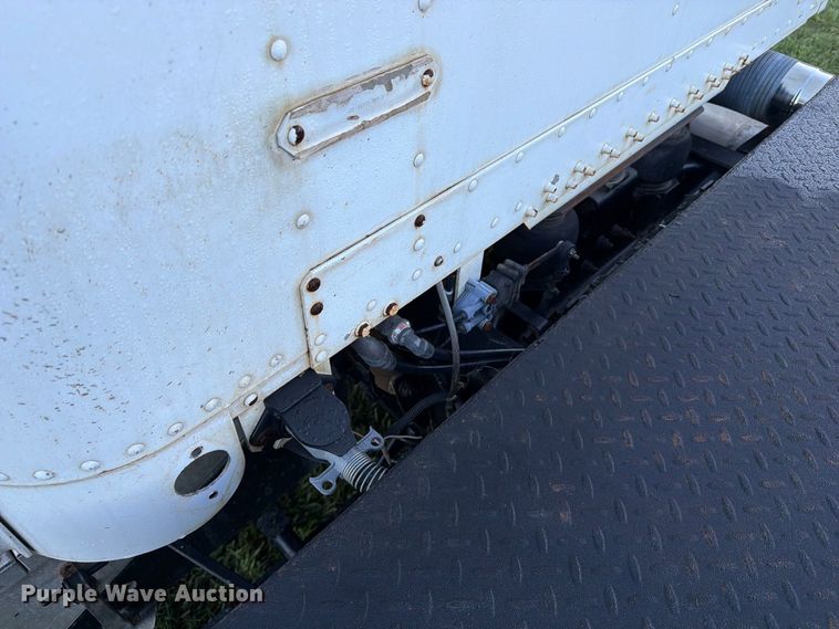 image for item FT6736 1995 Freightliner USF-1E flatbed truck