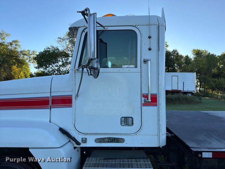 image for item FT6736 1995 Freightliner USF-1E flatbed truck