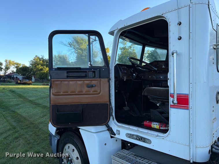 image for item FT6736 1995 Freightliner USF-1E flatbed truck