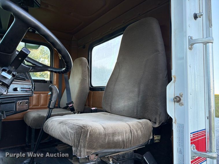image for item FT6736 1995 Freightliner USF-1E flatbed truck