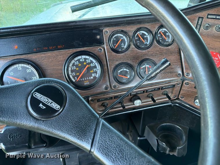 image for item FT6736 1995 Freightliner USF-1E flatbed truck