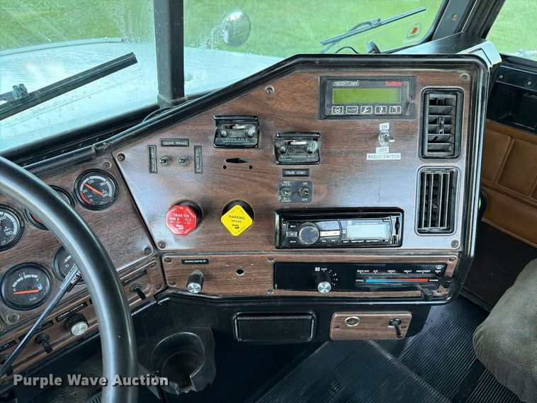 image for item FT6736 1995 Freightliner USF-1E flatbed truck