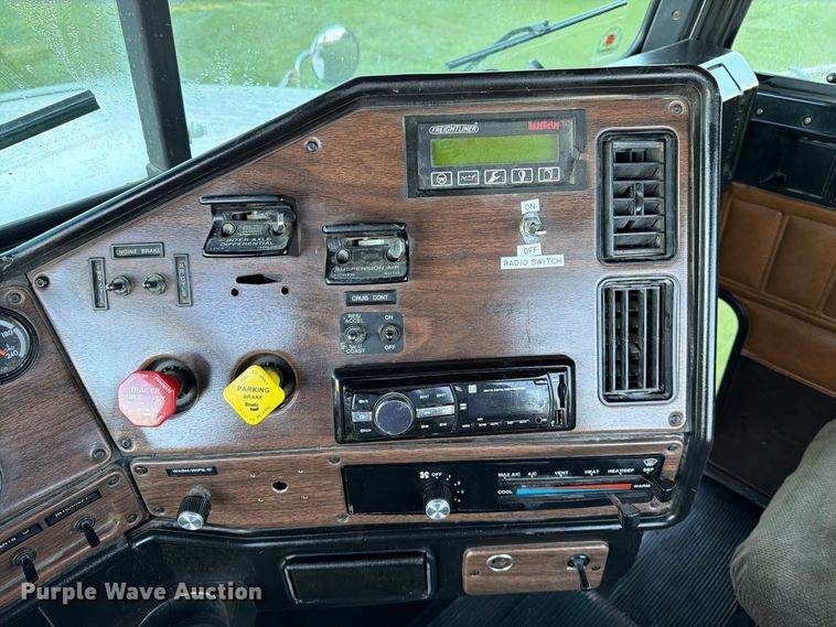 image for item FT6736 1995 Freightliner USF-1E flatbed truck
