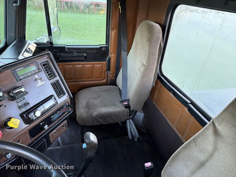 image for item FT6736 1995 Freightliner USF-1E flatbed truck