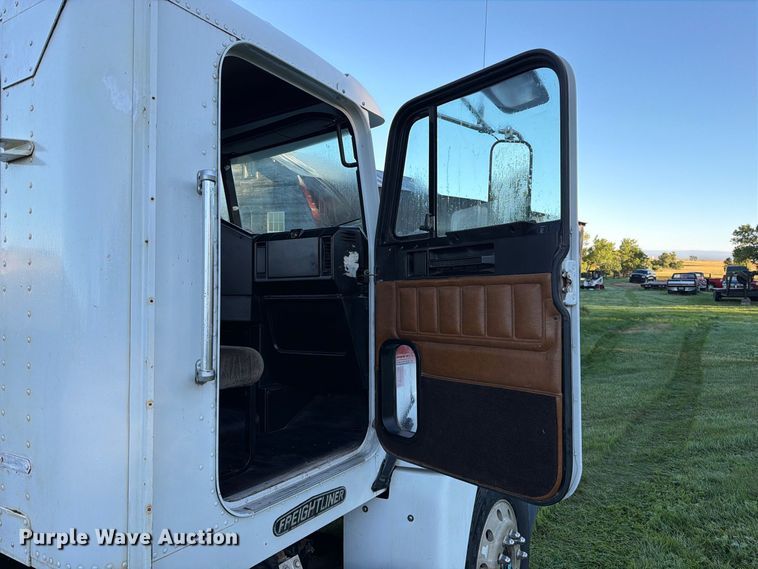 image for item FT6736 1995 Freightliner USF-1E flatbed truck