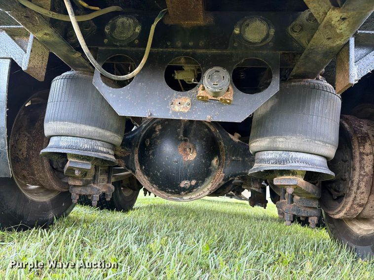 image for item FT6736 1995 Freightliner USF-1E flatbed truck