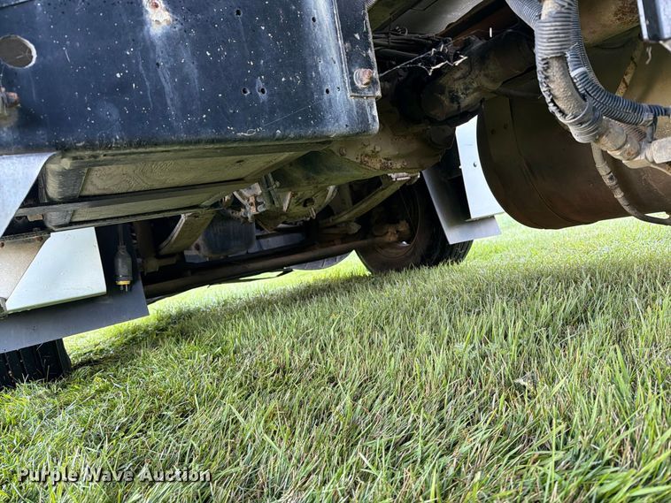image for item FT6736 1995 Freightliner USF-1E flatbed truck