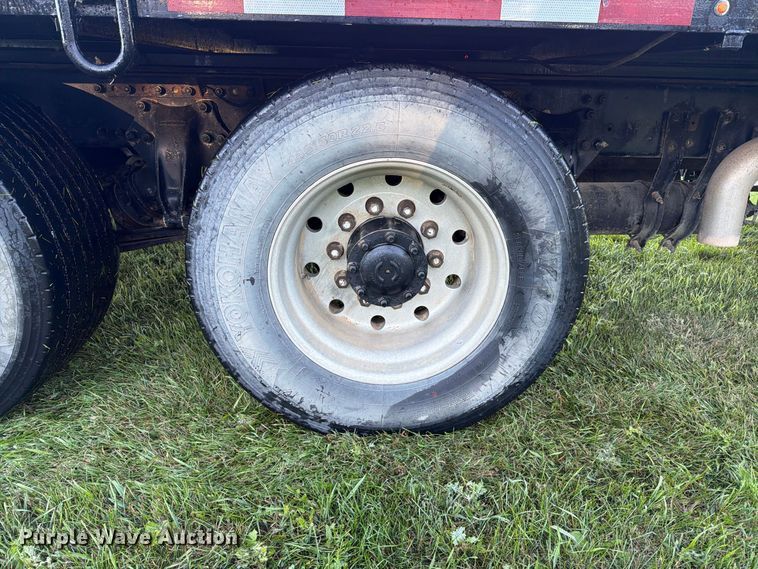 image for item FT6736 1995 Freightliner USF-1E flatbed truck