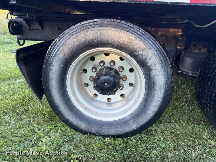 image for item FT6736 1995 Freightliner USF-1E flatbed truck