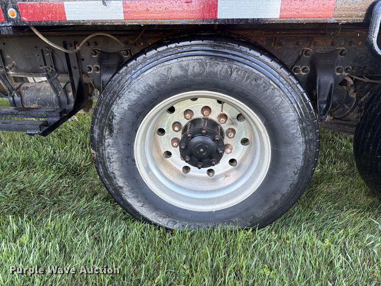 image for item FT6736 1995 Freightliner USF-1E flatbed truck