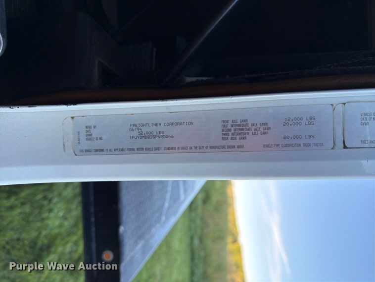 image for item FT6736 1995 Freightliner USF-1E flatbed truck
