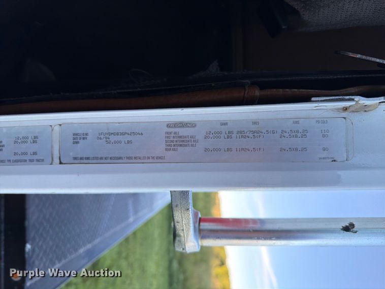 image for item FT6736 1995 Freightliner USF-1E flatbed truck