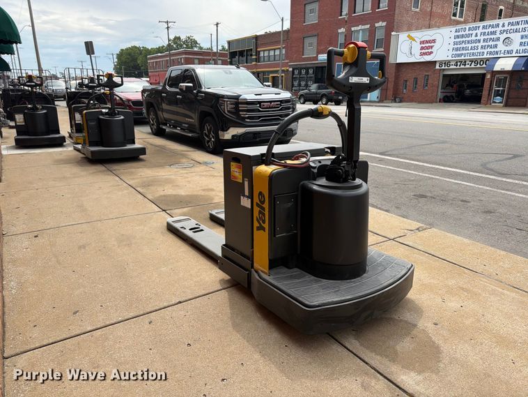 image for item FU4508 2010 Yale MPE060LFN24T2748 pallet jack