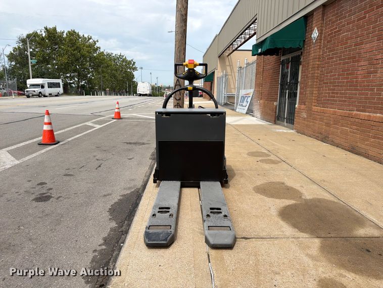 image for item FU4508 2010 Yale MPE060LFN24T2748 pallet jack