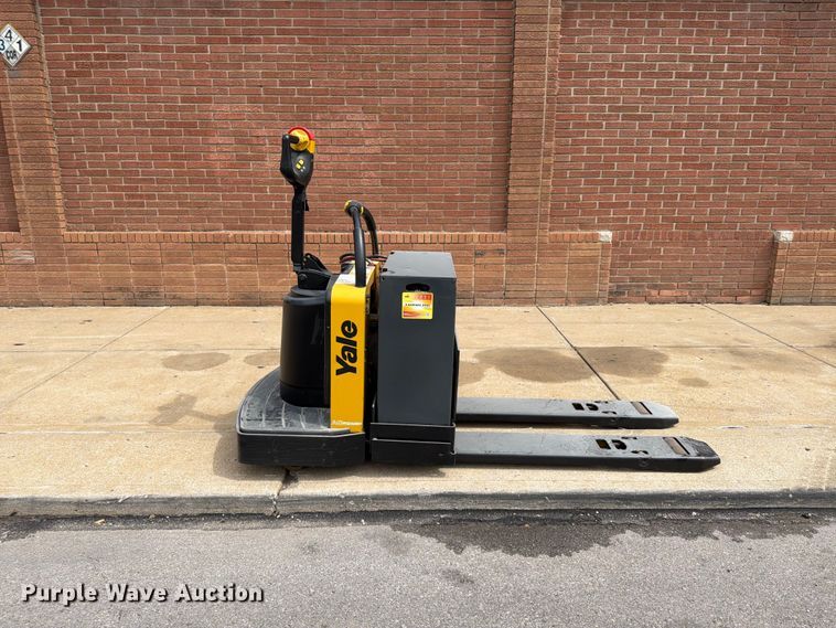 image for item FU4508 2010 Yale MPE060LFN24T2748 pallet jack