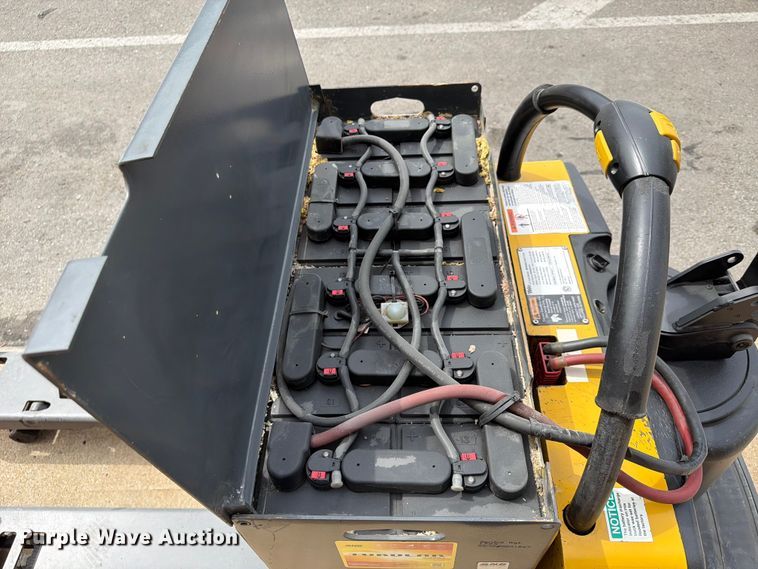 image for item FU4508 2010 Yale MPE060LFN24T2748 pallet jack