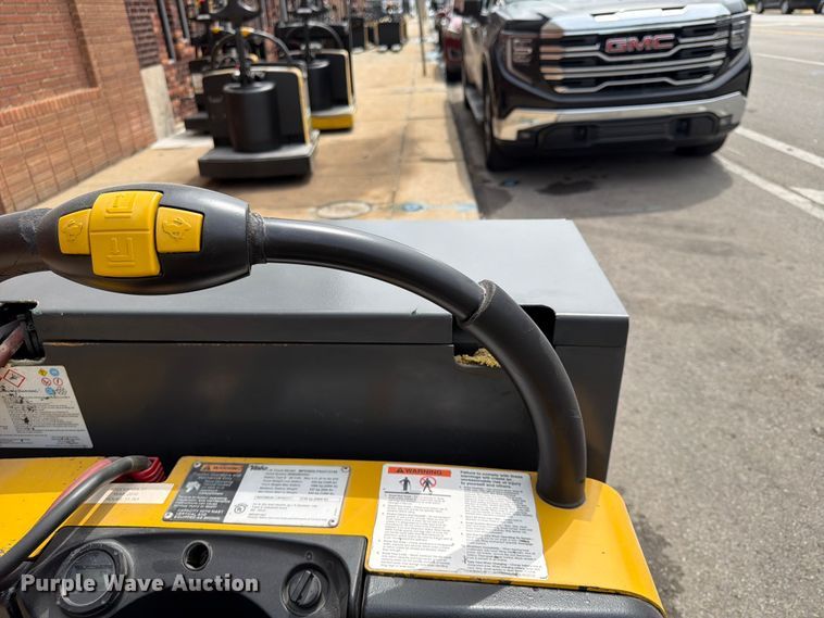 image for item FU4508 2010 Yale MPE060LFN24T2748 pallet jack
