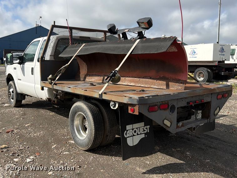 image for item FU4665 2004 Ford F350  Super Duty XL Ext. Cab flatbed pickup truck