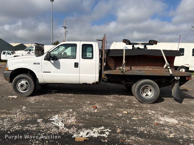 image for item FU4665 2004 Ford F350  Super Duty XL Ext. Cab flatbed pickup truck