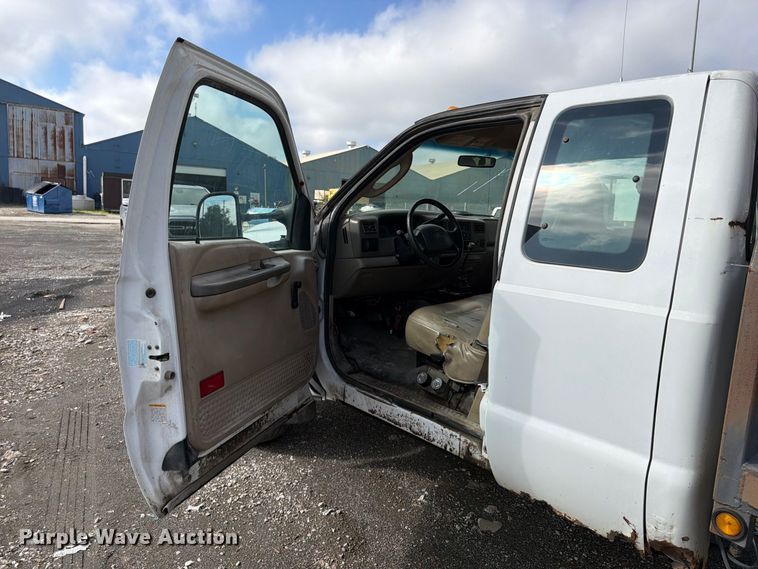 image for item FU4665 2004 Ford F350  Super Duty XL Ext. Cab flatbed pickup truck