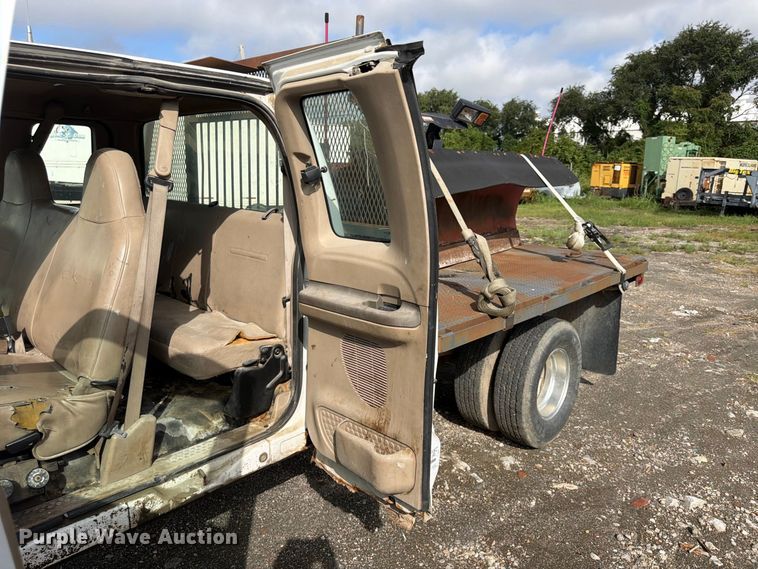 image for item FU4665 2004 Ford F350  Super Duty XL Ext. Cab flatbed pickup truck