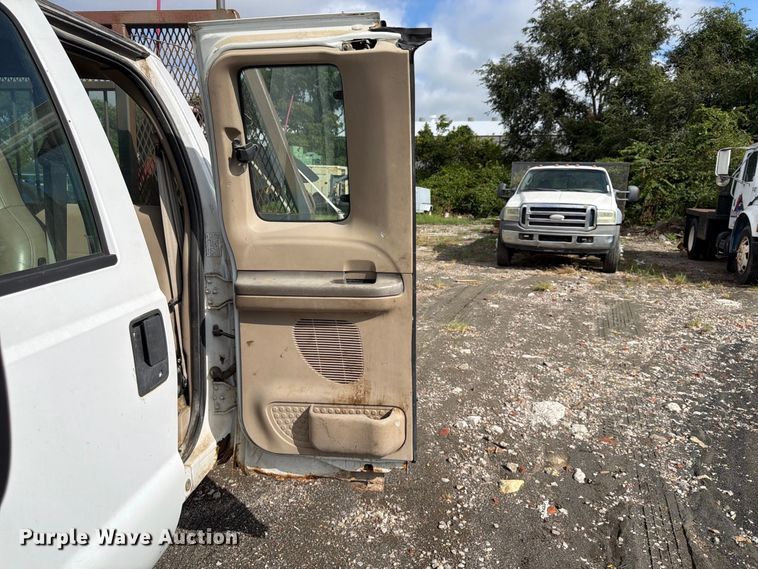 image for item FU4665 2004 Ford F350  Super Duty XL Ext. Cab flatbed pickup truck