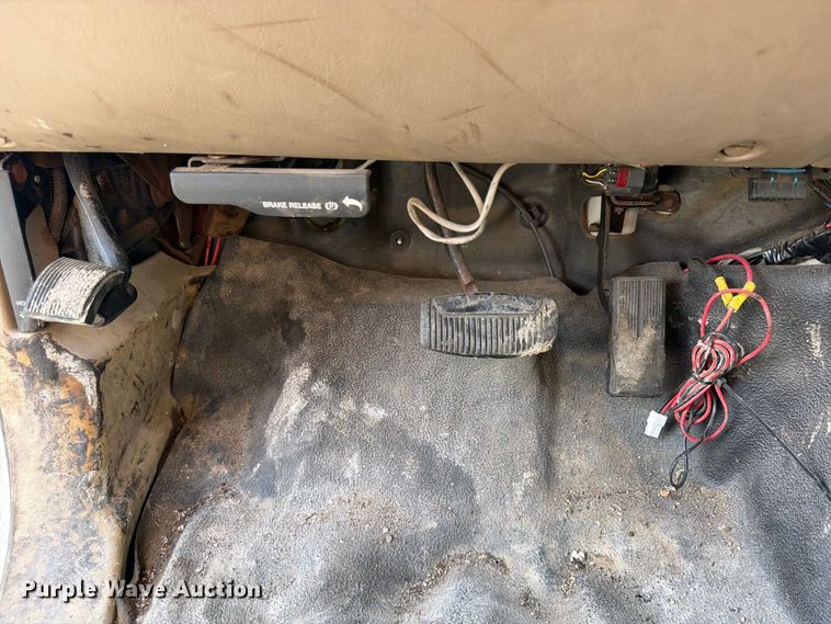 image for item FU4665 2004 Ford F350  Super Duty XL Ext. Cab flatbed pickup truck